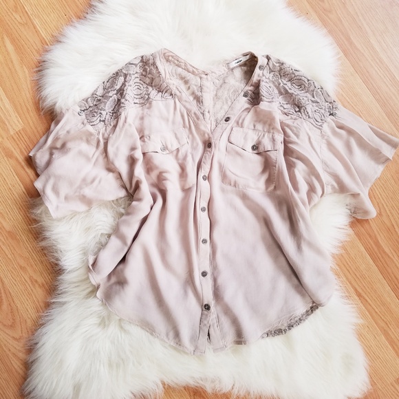 Tan Button Up S/S Blouse with Lace Back & Pockets - Picture 4 of 8